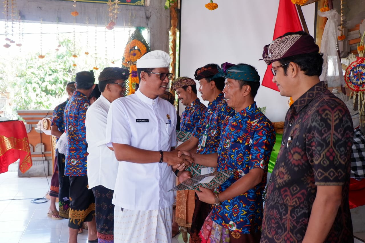 Dokumentasi dari - Sekda Wisnu Wijaya Serahkan Sertifikat Diklat dan Ijin Usaha Simpan Pinjam