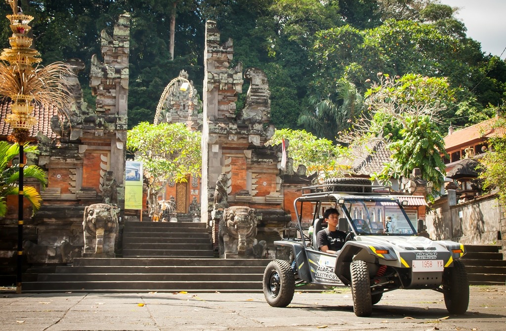 Dokumentasi dari - Mobil Listrik PLN-ITS Explore Indonesia 2019 Keliling Bali