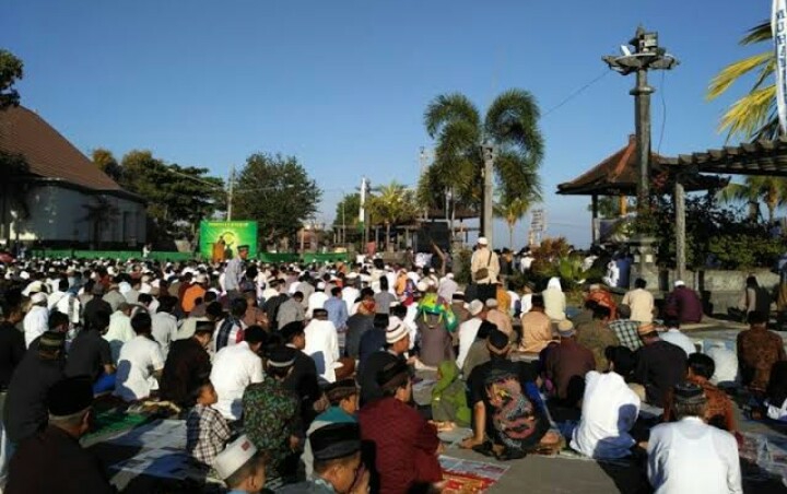 Dokumentasi dari - Ribuan Umat Islam Gelar Sholat Idul Adha di Eks Pelabuhan Buleleng