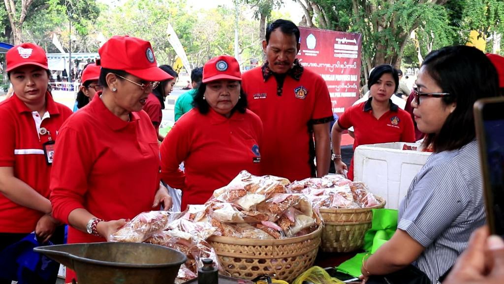 Dokumentasi dari - Ny Putri Koster Minta Pasar Murah Mampu Ringankan Beban Masyarakat