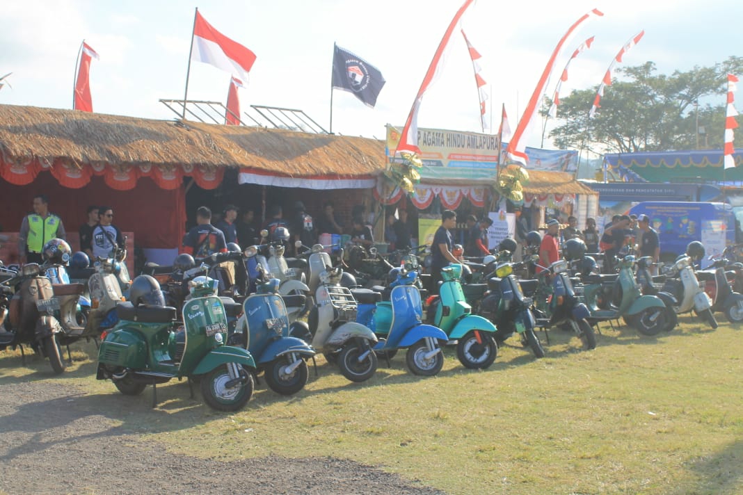 Dokumentasi dari - Ratusan Vespa Warnai Gelaran Pameran HUT RI ke-74 di Karangasem