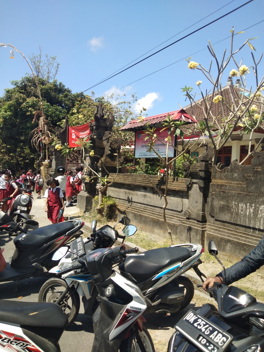 Dokumentasi dari - Murid SD 33 Dangin Puri Denpasar Menemukan Peluru di Depan Sekolahnya