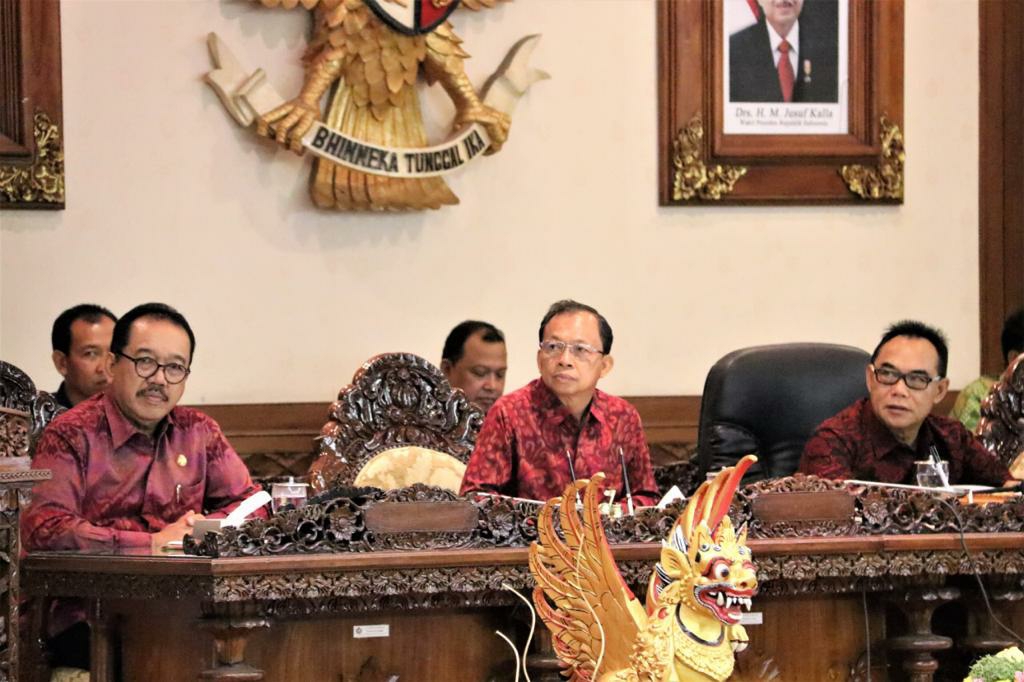 Dokumentasi dari - Saat Pelantikan, Anggota DPRD Kenakan Pakaian Adat Bali
