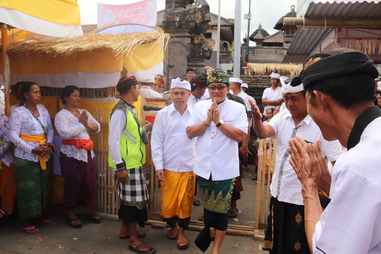 Dokumentasi dari - Bupati Giri Prasta serahkan Bantuan Hibah untuk Pitra Yadnya di Banjar Adat Lawak