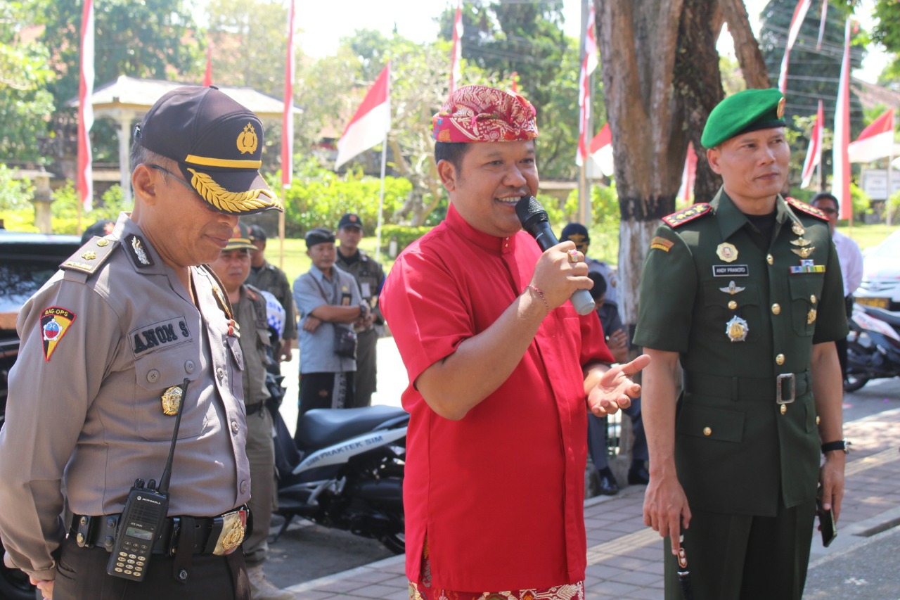 Dokumentasi dari - Bupati Bangli Mengenakan Pakaian Adat Bali Agung pada HUT RI ke-74