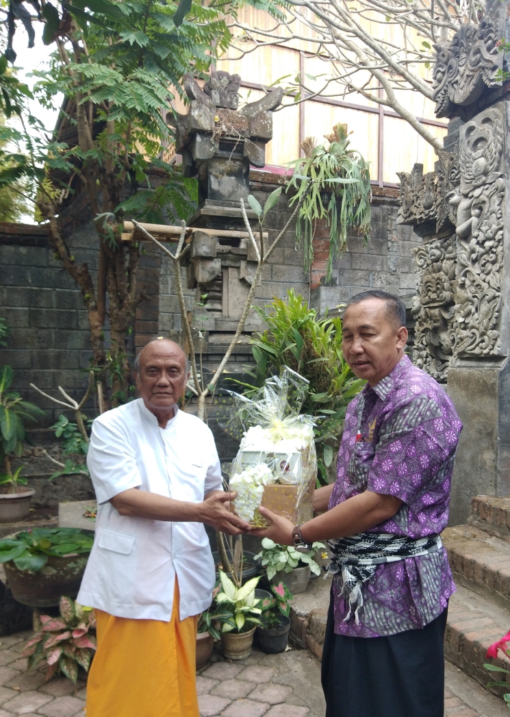 Dokumentasi dari - Manajemen MPB Serahkan Bingkisan kepada Pendeta dan Pemangku