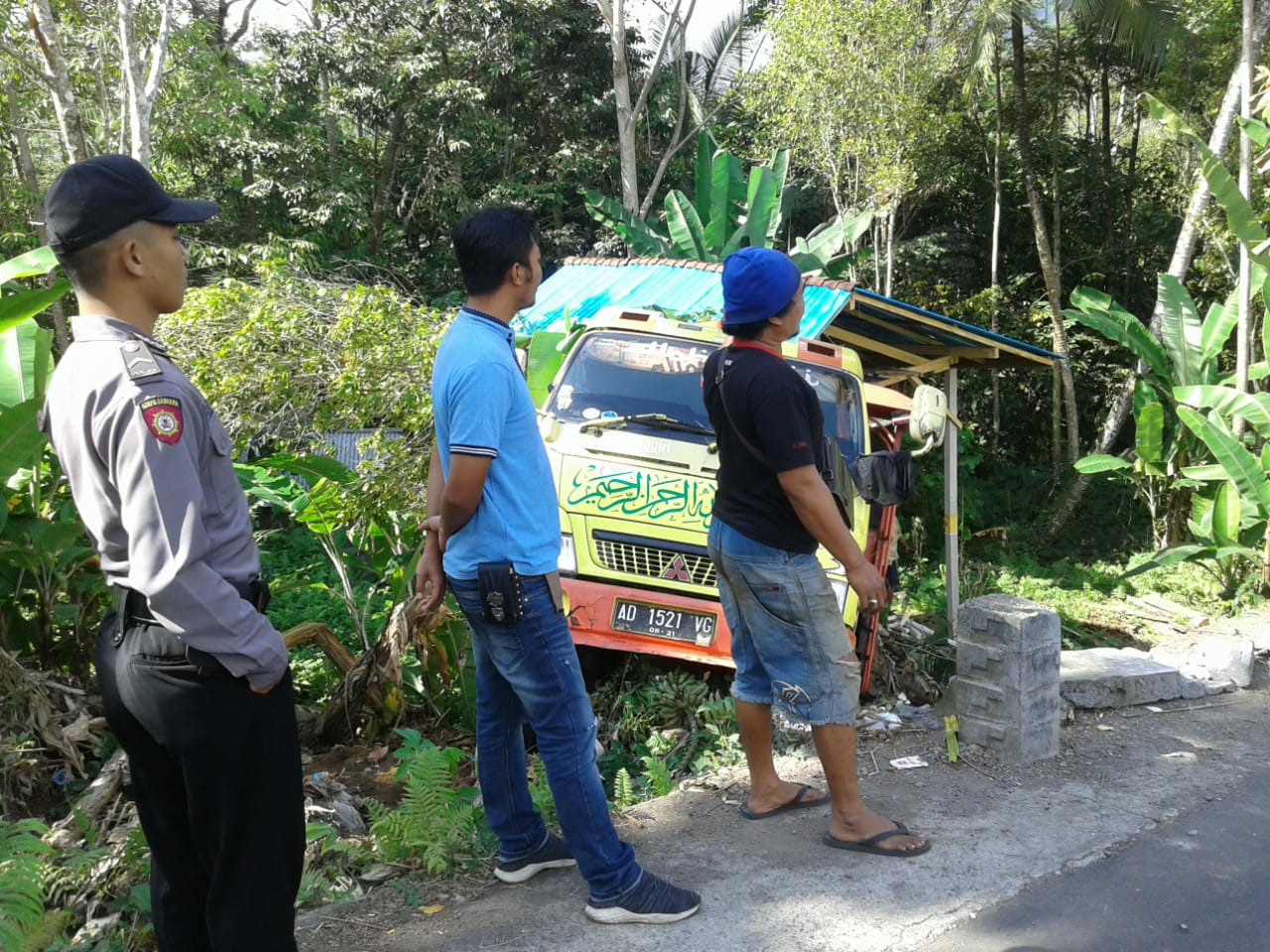 Dokumentasi dari - Truk Sarat Muatan Terperosok di jalan Raya Sidemen