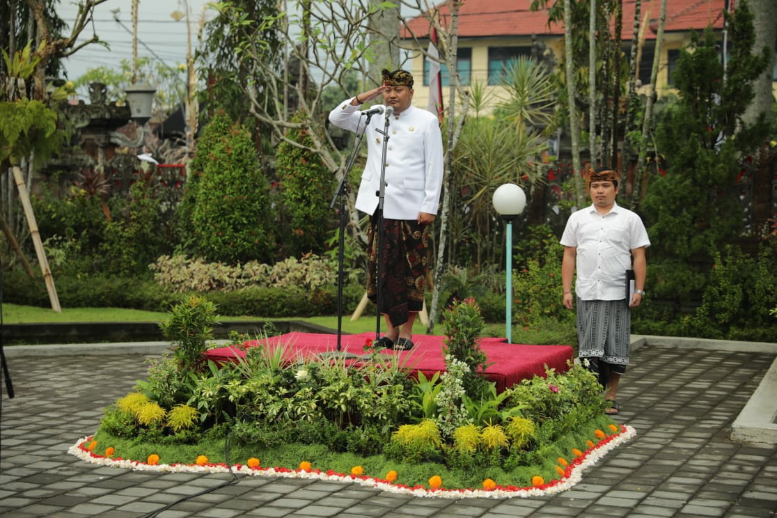 Dokumentasi dari - Peserta Apel HUT Provinsi Bali di Gianyar Berpakaian Adat