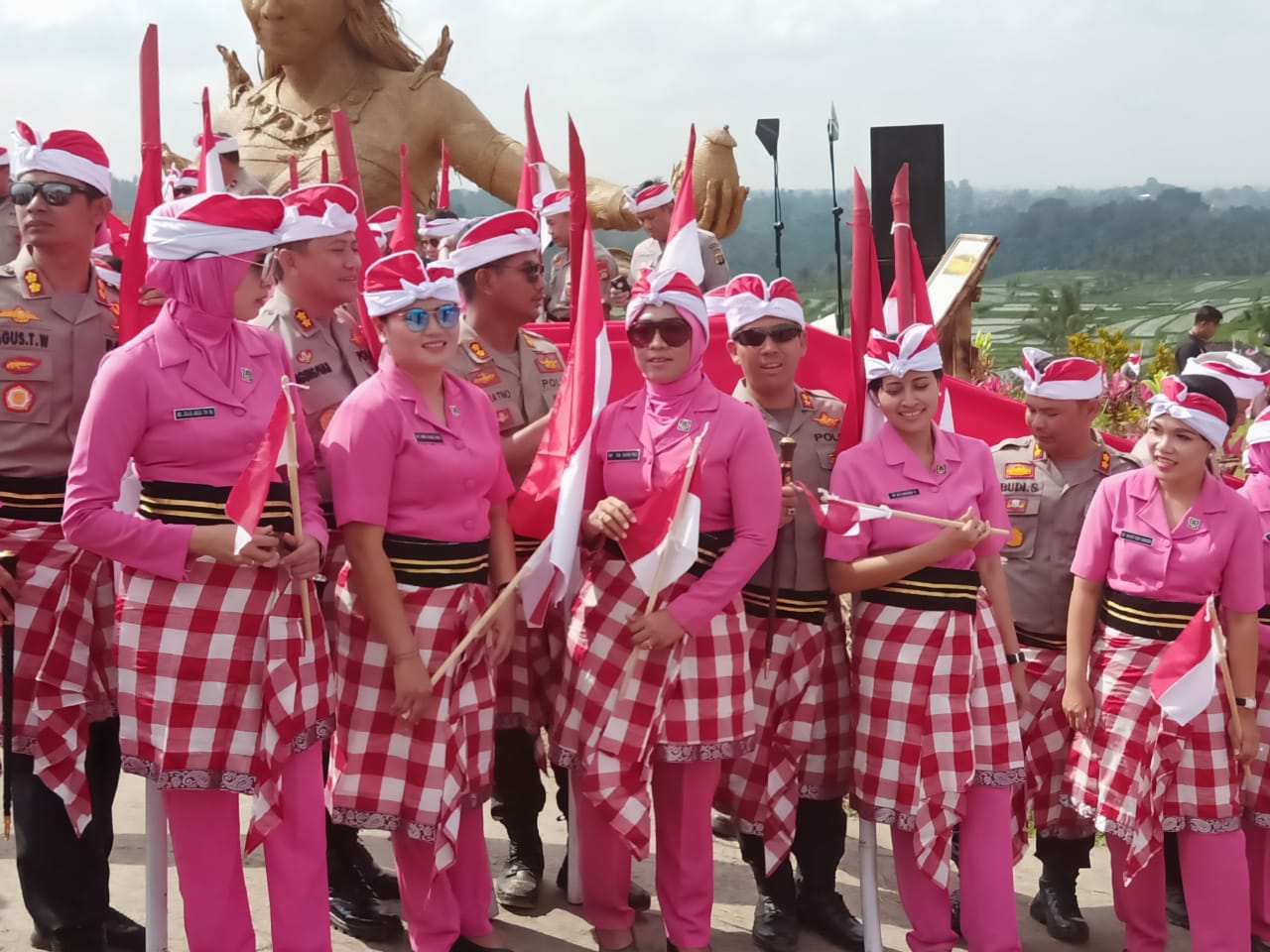 Dokumentasi dari - Personel Polres Bangli Ikuti Pemecahan Rekor MURI di Jatiluwih