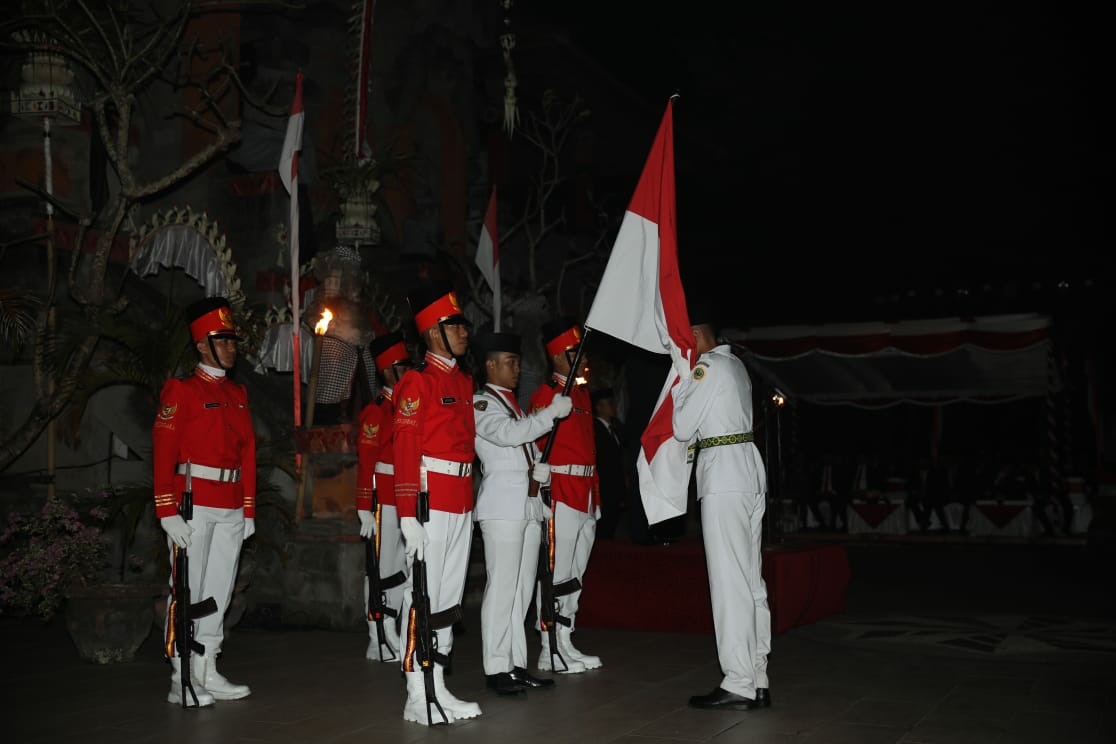 Dokumentasi dari - Cium Bendera Iringi Pengukuhan Paskibraka 