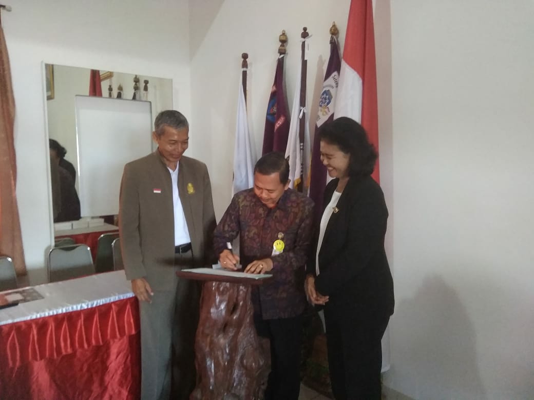 Dokumentasi dari - Dirut RSUP Sanglah Tandatangani Prasasti di Monumen Perjuangan Bangsal