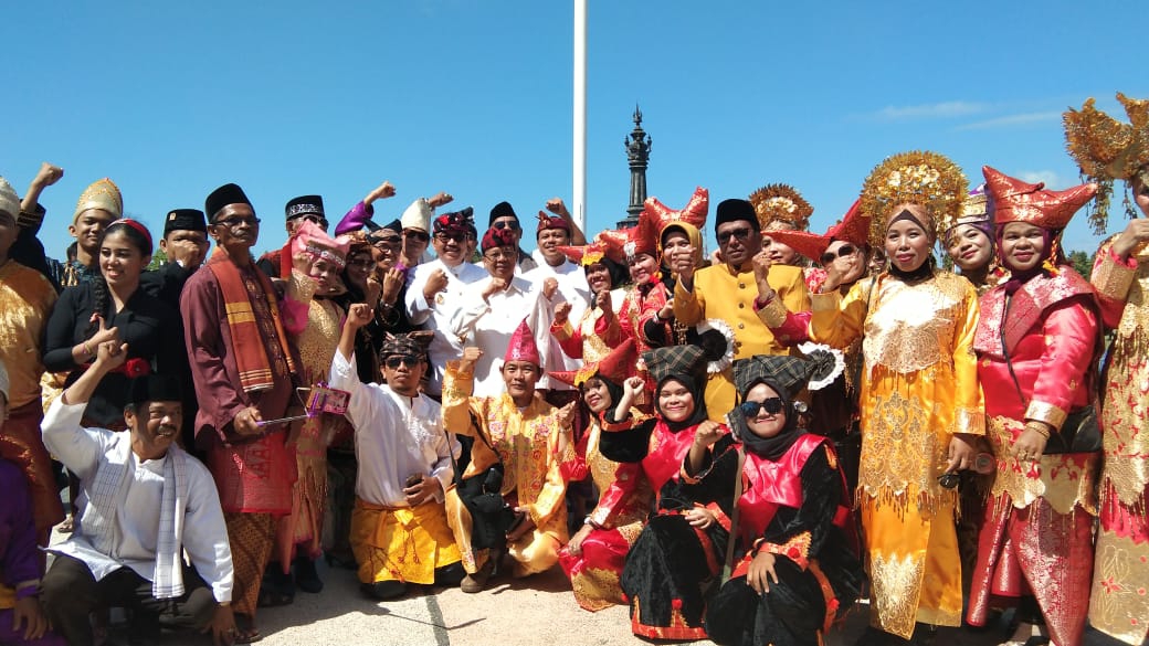 Dokumentasi dari - Bali Usulkan Penggunaan Pakaian Adat Setiap Perayaan HUT Kemerdekaan RI