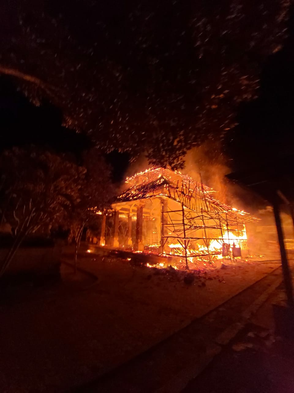 Dokumentasi dari - Wantilan Pewaregan Pura Dalem Ped Nusa Penida Terbakar Habis