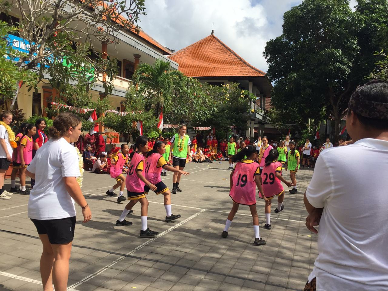 Dokumentasi dari - Kunjungan Tim Sepakbola Perempuan Australia ke SD Negeri No. 11 Jimbaran