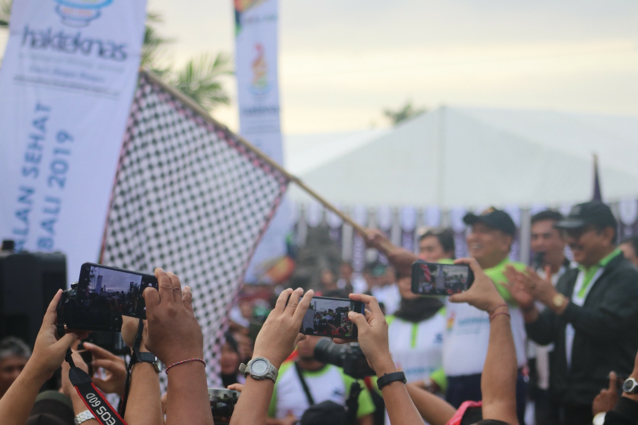 Dokumentasi dari - Menristekdikti Lepas Peserta Gerak Jalan Sehat Hakteknas 2019