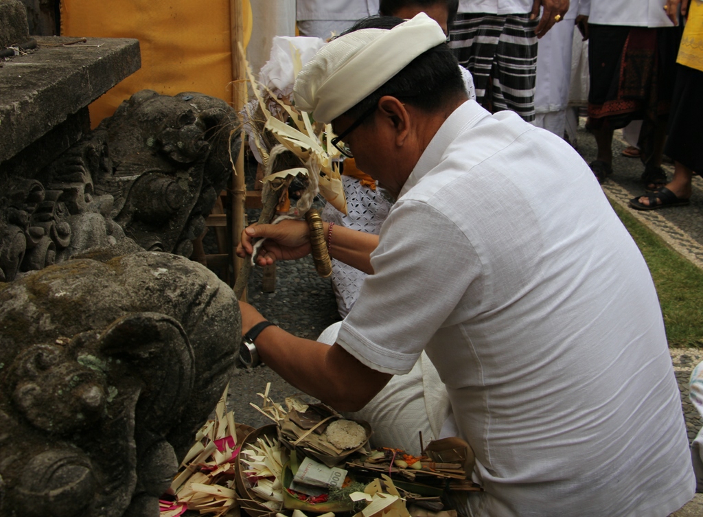 Dokumentasi dari - Wabup. Suiasa Mendem Pedagingan di Pura Dalem Pekraman Kelod, Kekeran