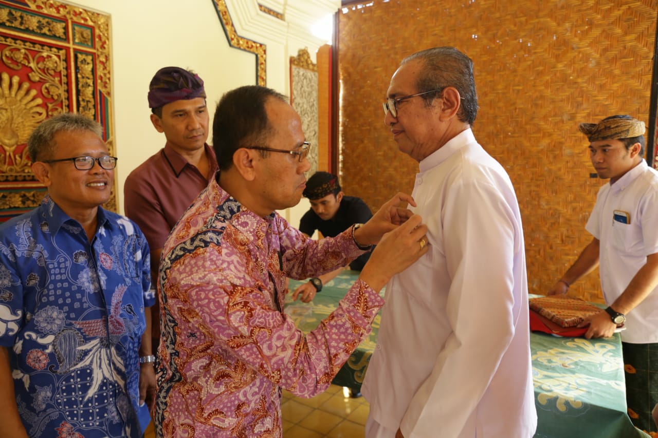 Dokumentasi dari - Ida Bhagawan Blebar Gianyar Terima Penganugerahan Satya Lancana Karya Bhakti Praja Nugraha dari Presiden