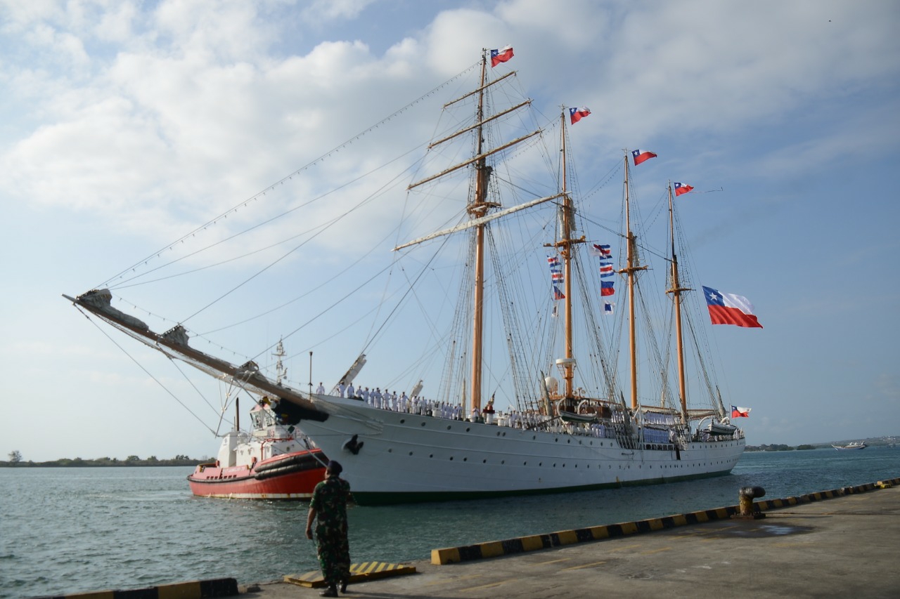 Dokumentasi dari - Kapal Latih Angkatan Laut Chile BE Esmeralda di Dermaga Pelabuhan Benoa