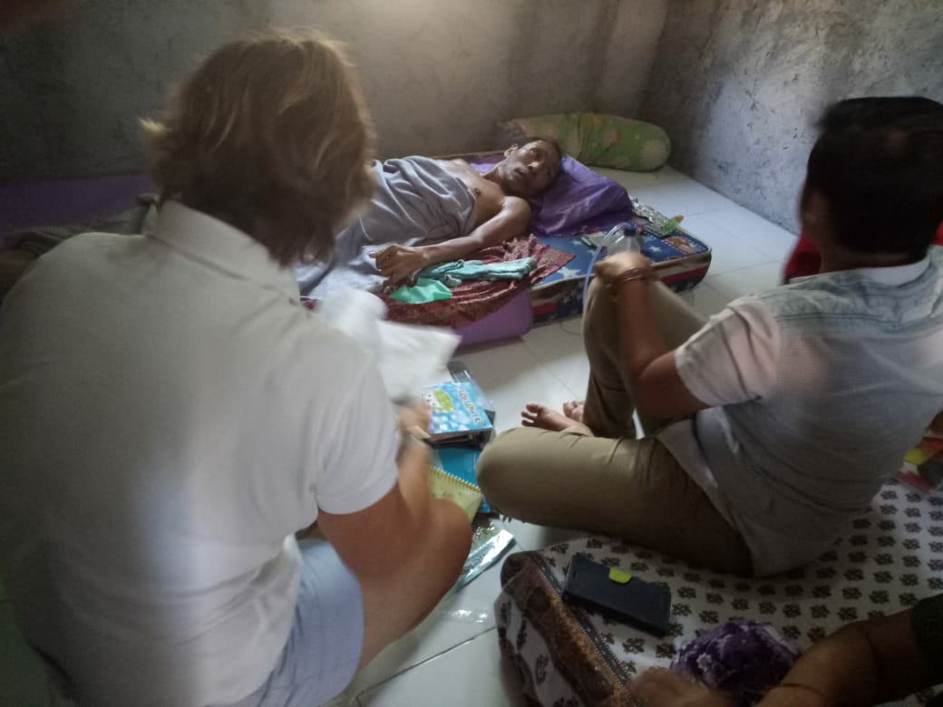 Dokumentasi dari - Yayasan Team Action Amed Nyambangi Pak Lana Penderita Lumpuh