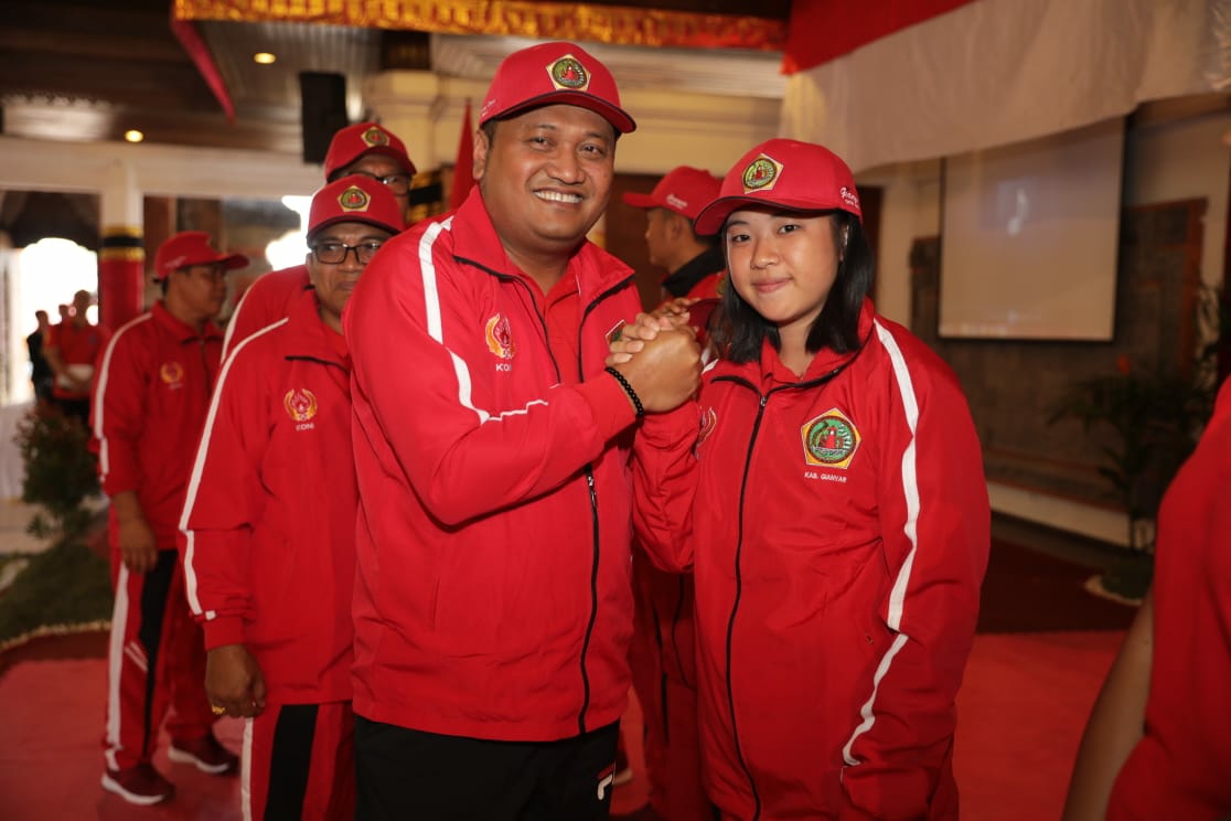 Dokumentasi dari - Bupati Mahayastra Berjanji Mencairkan Bonus Atlet Secepatnya