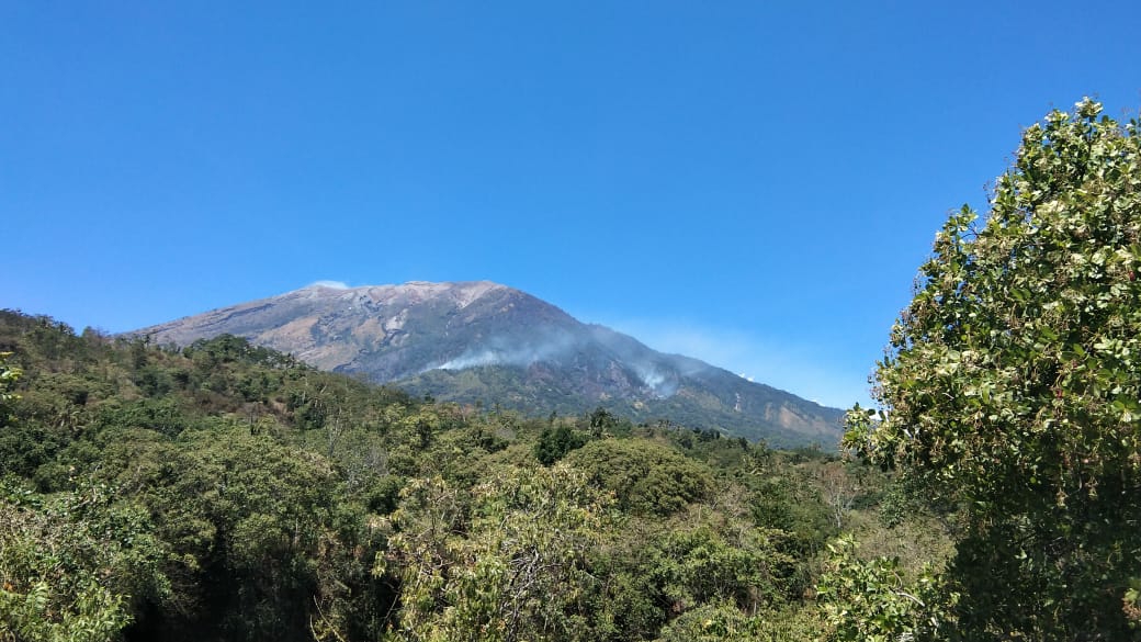 Dokumentasi dari - Asap Mengepul, Kebakaran di Lereng Gunung Agung Belum Padam