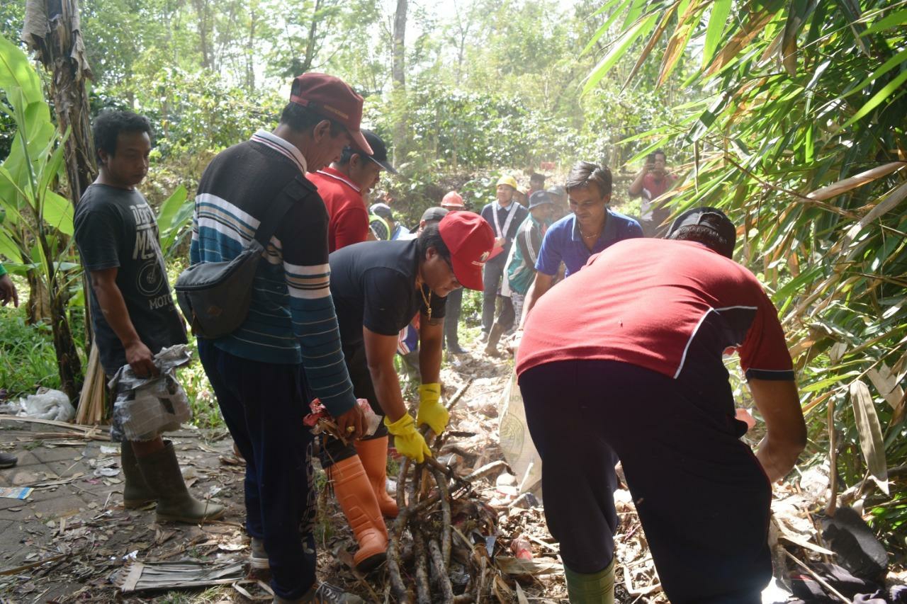 Dokumentasi dari - Sambil Gotong-Royong, Giri Prasta Serahkan Hibah Rp 2 M untuk Desa Adat Nungnung
