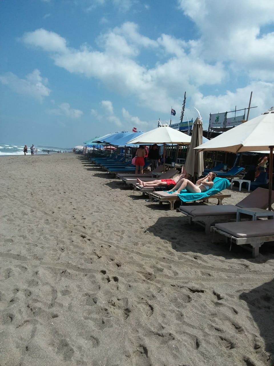 Dokumentasi dari - Prospek Cerah, Pantai Batubolong Canggu Dipenuhi Payung 