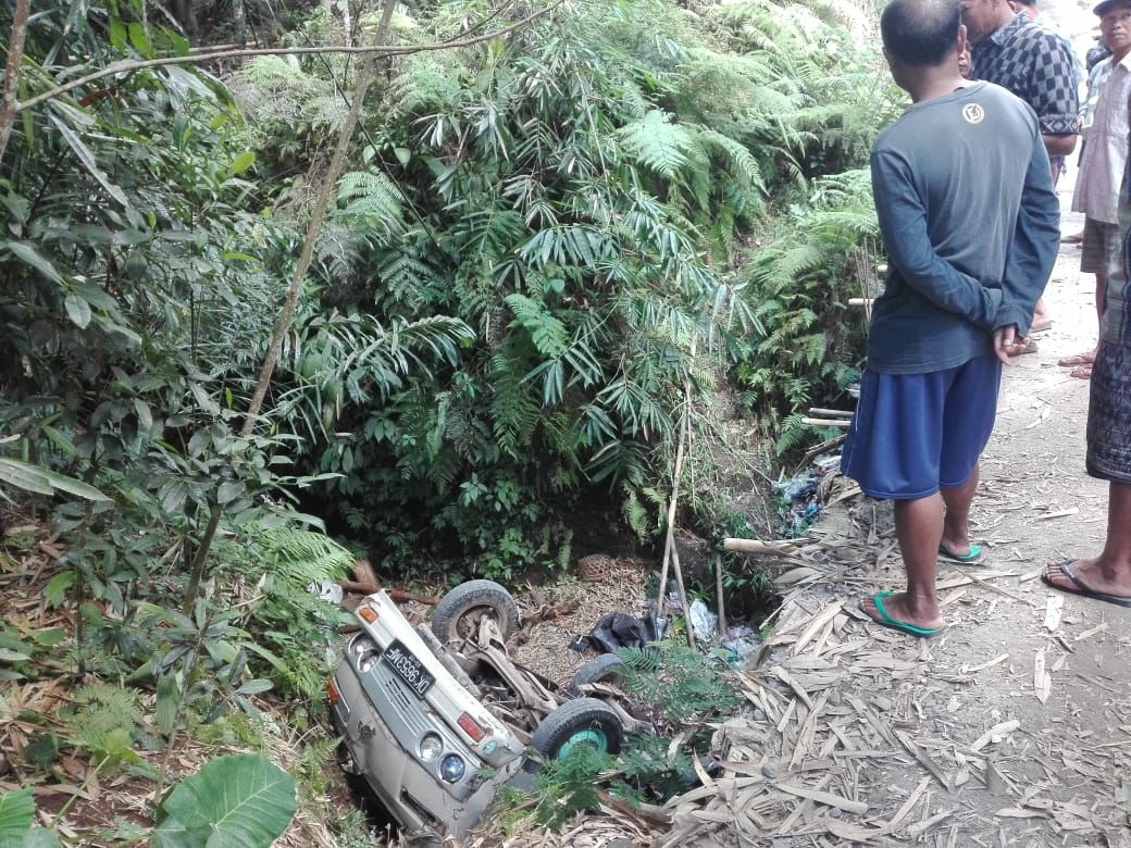 Dokumentasi dari - Pick Up Sarat Muatan dan Barang Masuk Jurang Akibatkan Seorang Tewas