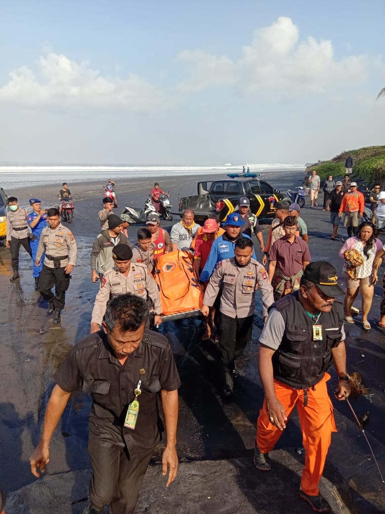 Dokumentasi dari - Tim Sar Temukan Seorang Korban Hilang Terseret Arus Pantai Tanah Lot
