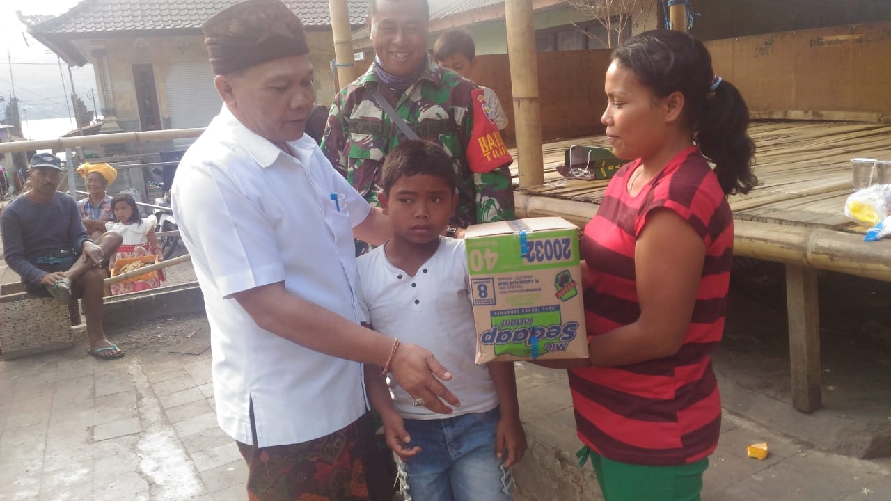 Dokumentasi dari - Dinas Sosial Bali Bantu Wardika, Siswa SD di Trunyan yang Kesekolah Naik Sampan Lewati Danau Batur