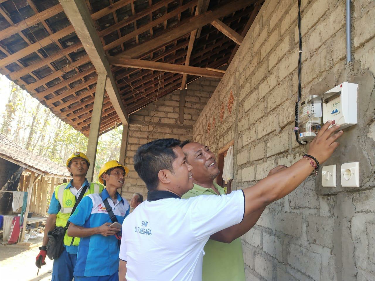 Dokumentasi dari - Wujudkan Senyum Pelanggan, PLN Beri Sambungan Listrik Gratis