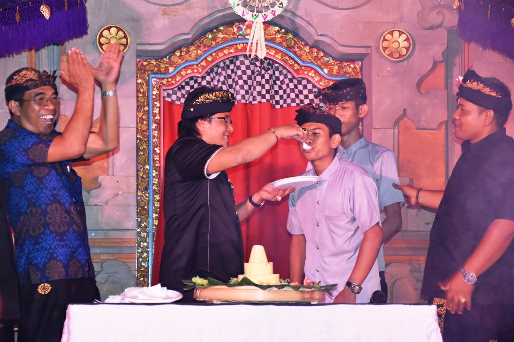 Dokumentasi dari - Bupati Giri Prasta Hadiri HUT ST Yowana Dharma ke-63.