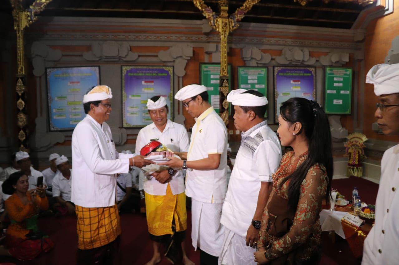 Dokumentasi dari - Wabup. Suiasa Serahkan Bantuan Rp 150 juta