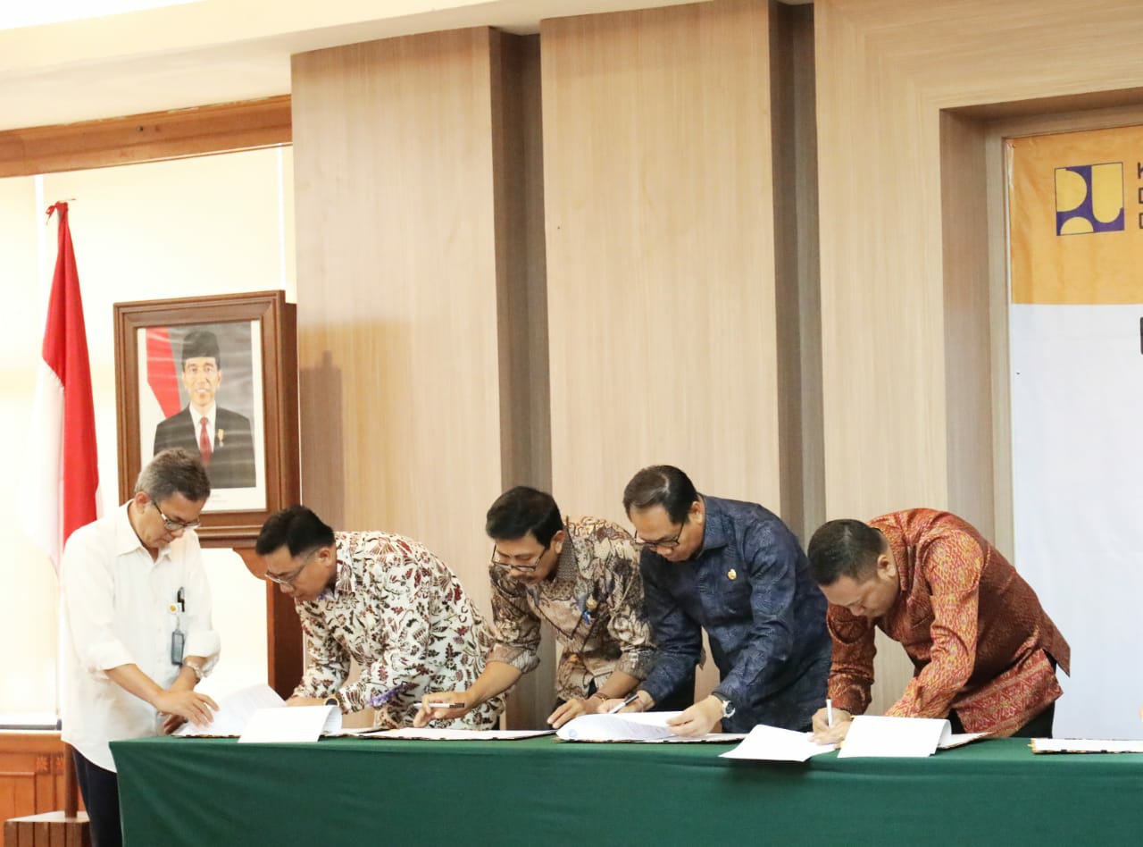 Dokumentasi dari - Wabup. Suiasa Tandatangani Berita Acara Hibah Barang Milik Negara