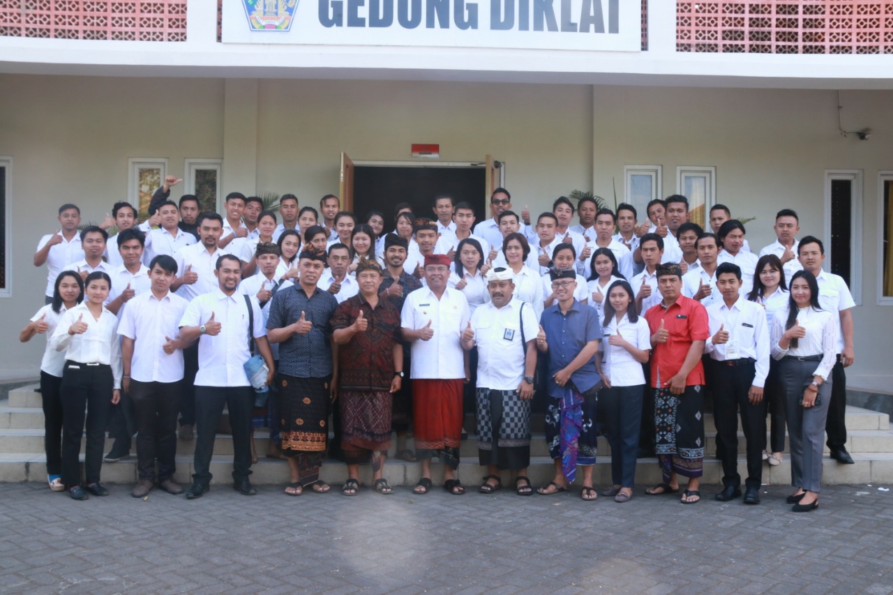 Dokumentasi dari - Bupati  Bangli Sebut Mengarang Kurang Tepat untuk Pendidikan Karakter Anak