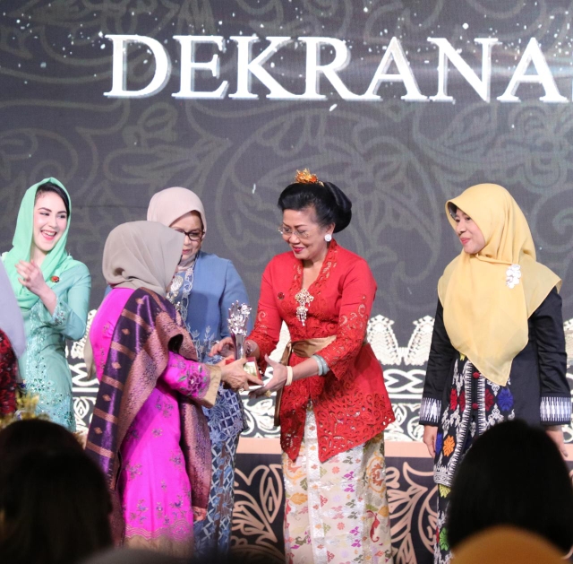 Dokumentasi dari - Dekra­nas Award 2019, Ny Putri Koster Raih Penghargaan 5 Besar Pembina Teladan