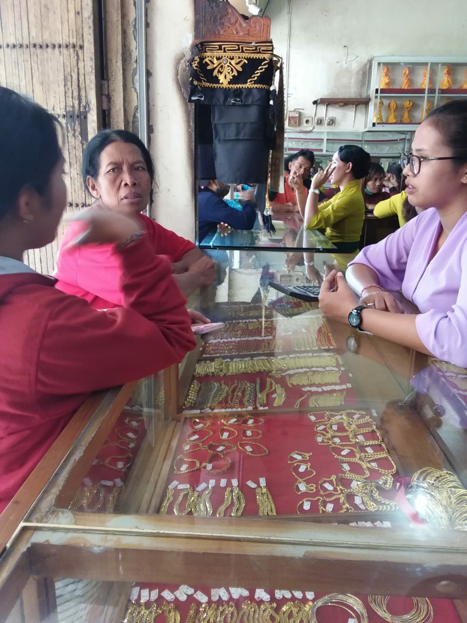 Dokumentasi dari - Ramai, Permintaan Aneka Kerajinan Emas 