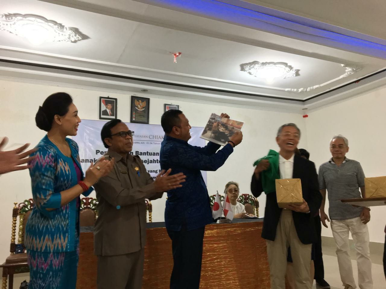 Dokumentasi dari - Puluhan Anak Kurang Sejahtera di Gianyar Terima Beasiswa