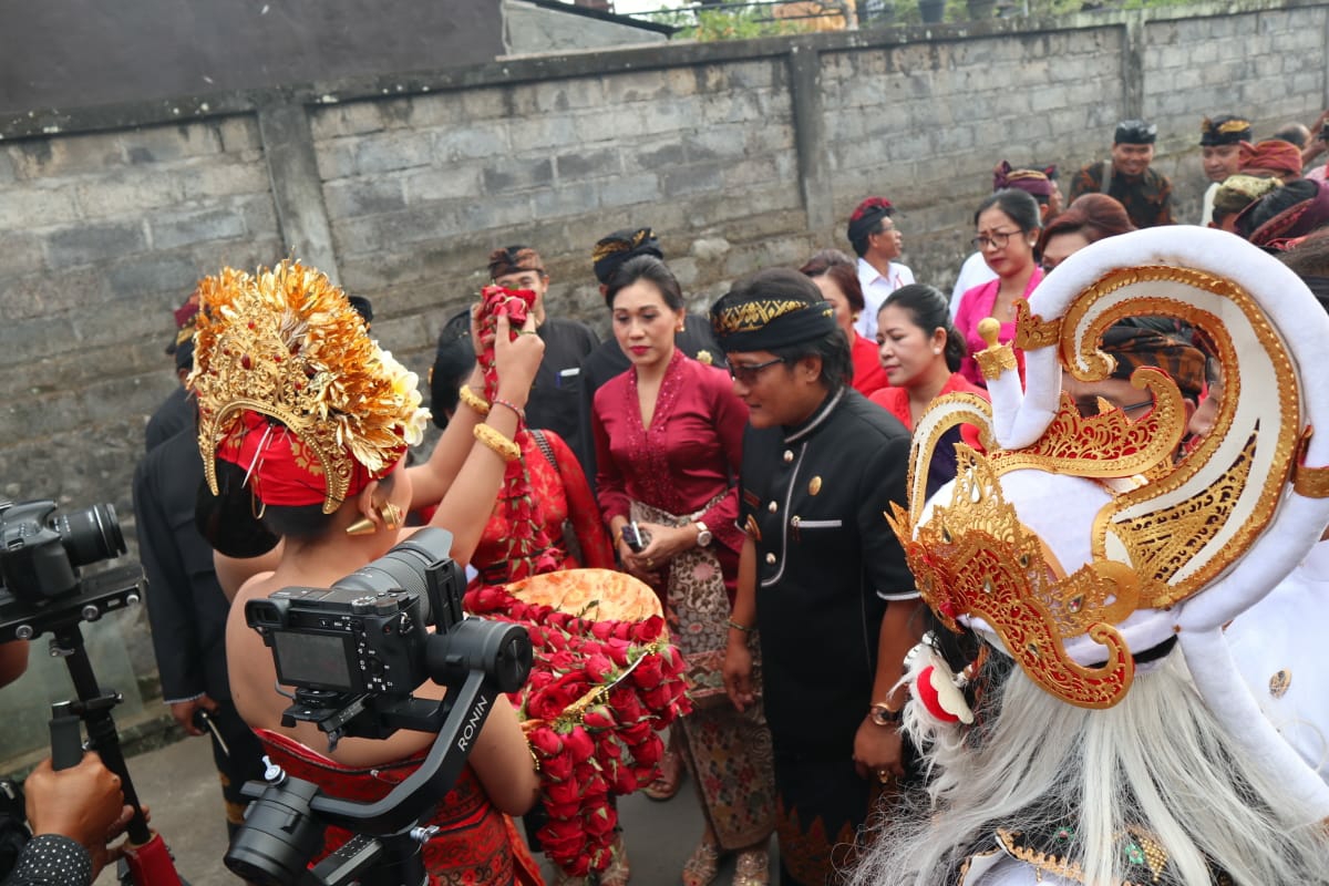 Dokumentasi dari - Giri Prasta Serahkan Bantuan Hibah Rp 12,5 M di Gianyar