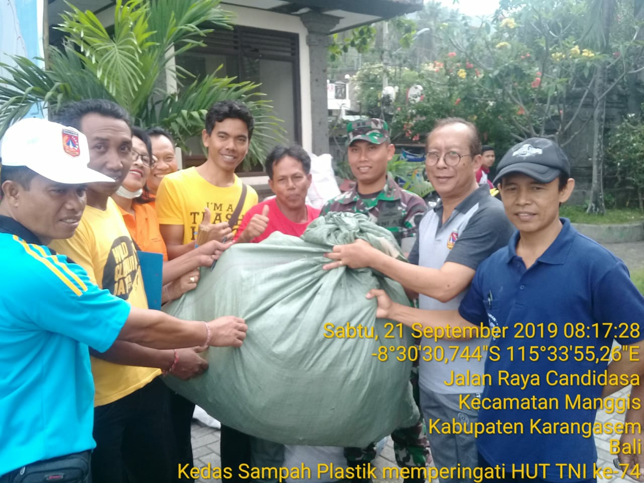 Dokumentasi dari - Kodim Karangasem Bersama Masyarakat Gelar Karya Bakti Bersih Sampah Plastik