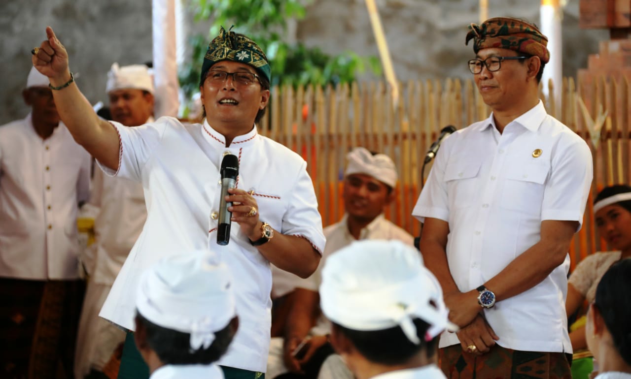 Dokumentasi dari - Bupati Giri Prasta Bantu Warga Desa Adat Kwanji Dana Upakara Rp. 1 Miliar