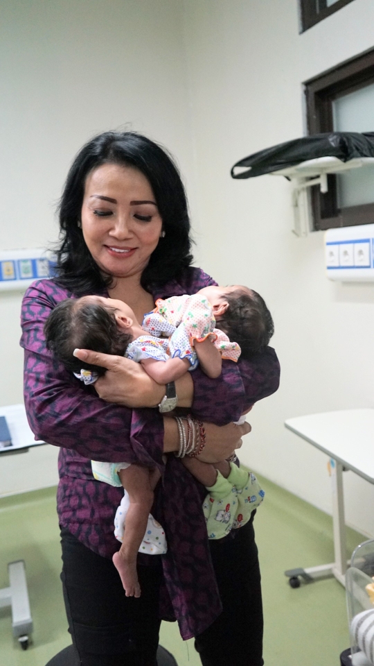 Dokumentasi dari - Ny. Selly Jenguk Bayi Kembar Siam di RSUP Sanglah Denpasar