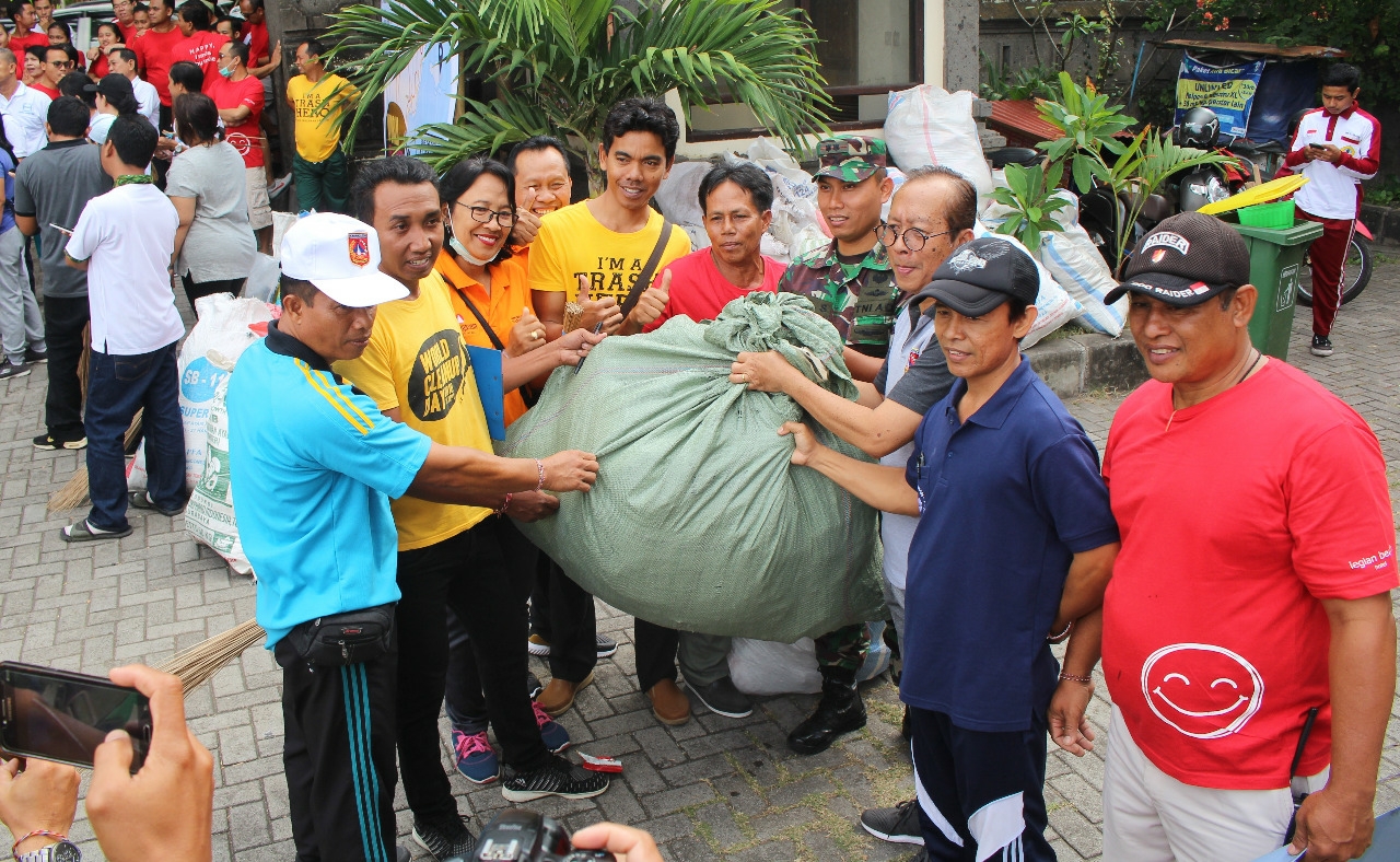Dokumentasi dari - PHRI Karangasem Ajak Masyarakat Cintai Alam Terbebas dari Plastik