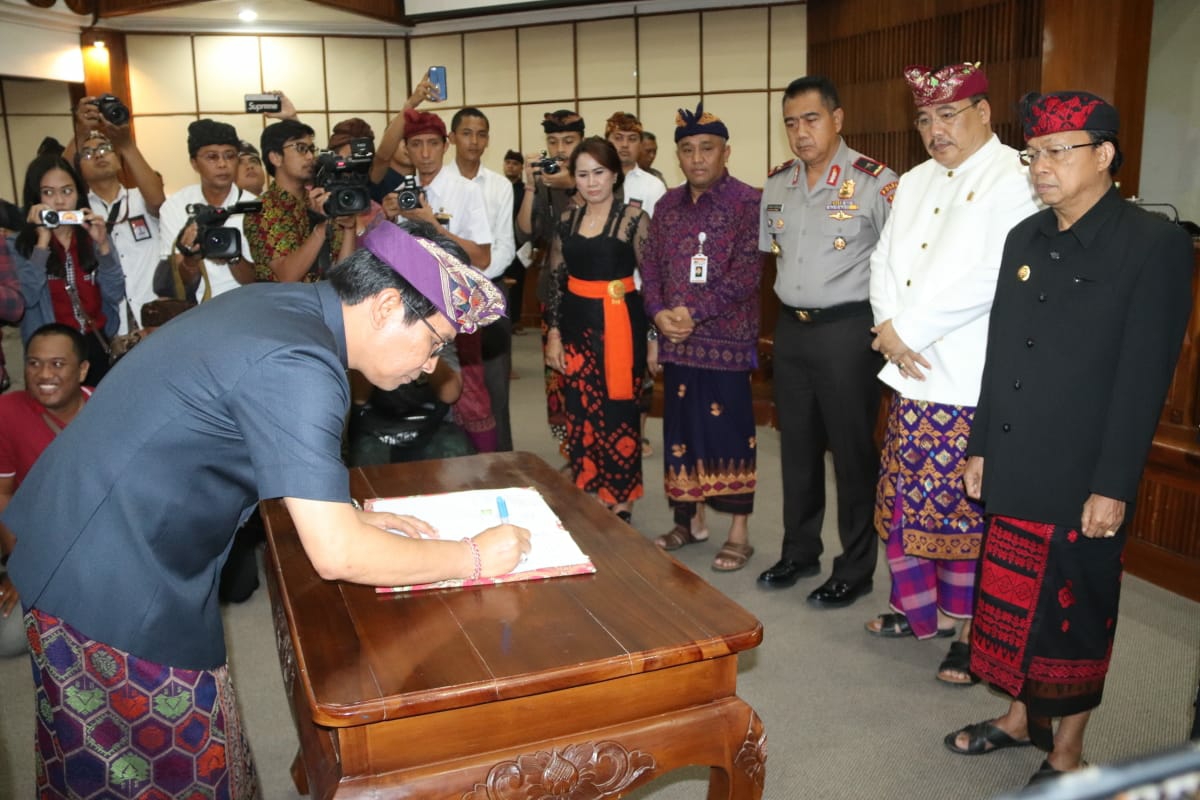 Dokumentasi dari - Sekda Badung Tandatangani NPHD Pilkada Serentak