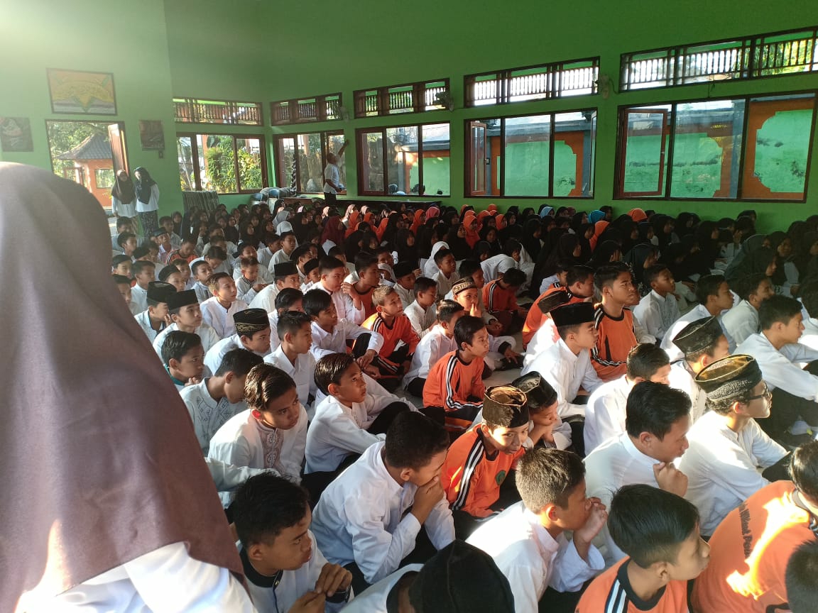 Dokumentasi dari - Polres Karangasem Kobarkan Semangat Kebangsaan di Seluruh Sekolah SMA dan SMP