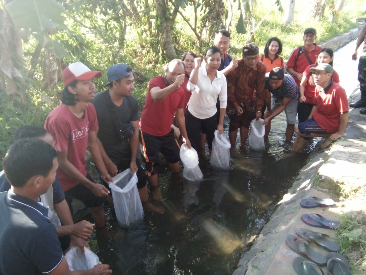 Dokumentasi dari - Jaga Kelestarian Sungai, Ditebar Tiga Ribu Ikan di Serongga Kelod