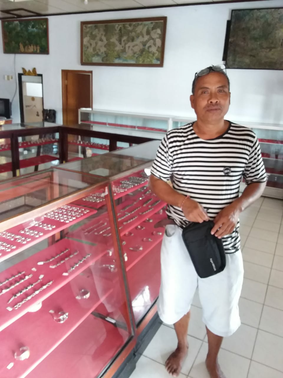 Dokumentasi dari - Turis Sepi, Permintaan Kerajinan Perak Lesu