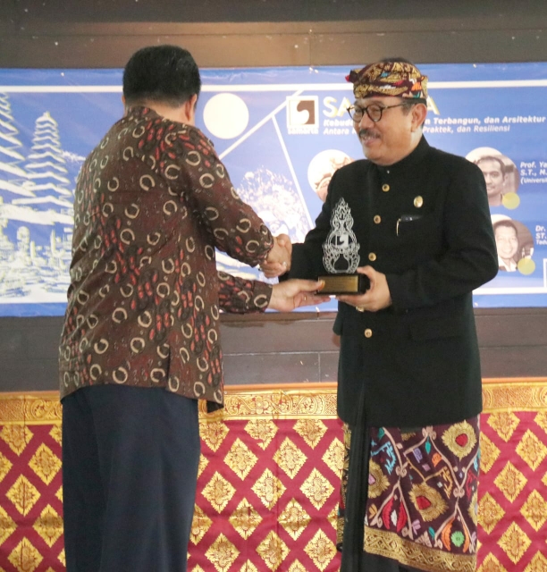 Dokumentasi dari - Arsitektur Bali Tak Bisa Diubah Sembarangan