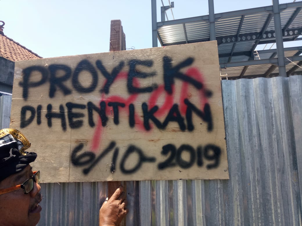 Dokumentasi dari - Kelian Adat Hentikan Proyek Gudang Mikol Tanpa IMB di Wilayahnya
