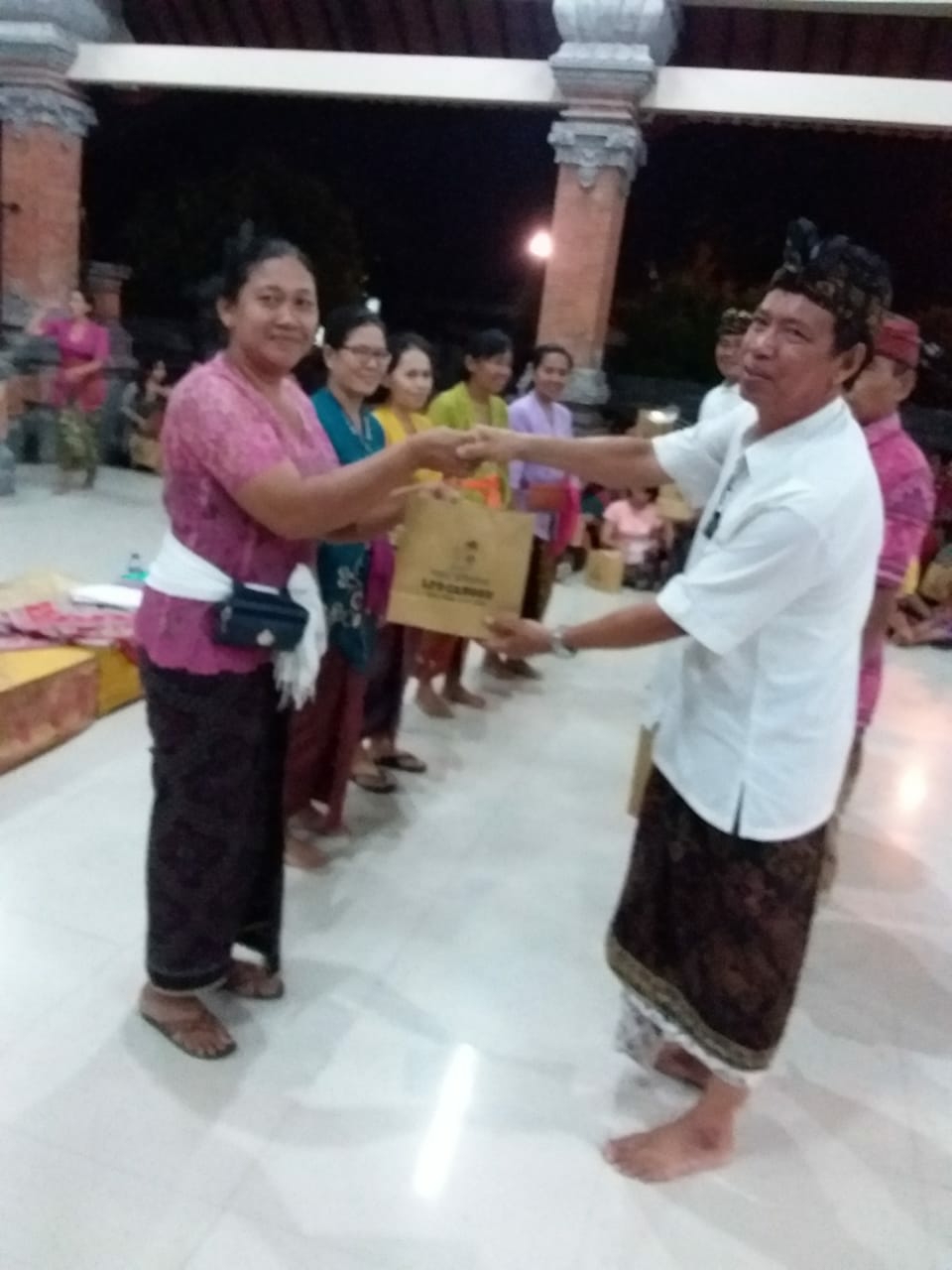 Dokumentasi dari - Kepala LPD Drs.I Nyoman Siana, MM Ajak Anggota WHDI Babakan Menabung